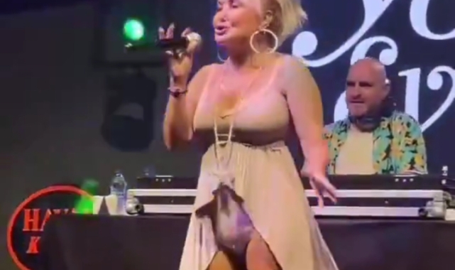 Yonca Evcimik’in Sahne Kıyafeti Sosyal Medyada Tepki Fırtınası Estirdi