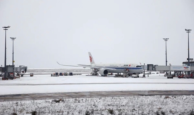Kötü Hava Ulaşımı Felç Etti: Viyana Havalimanı’nda Uçak Seferleri Ertelendi